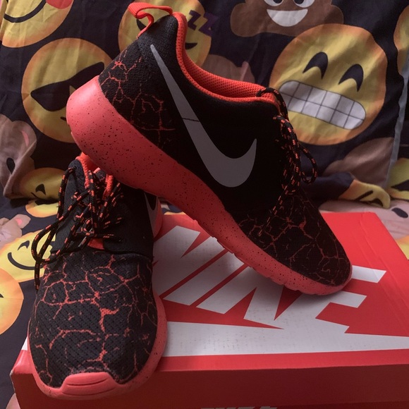 Youth sz 6.5 Nike Roshe One sneakers worn one time - Picture 4 of 6
